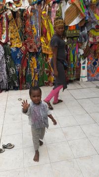 Roman Urban in Togo spielt mit Kinder